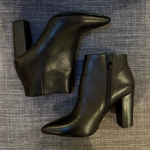 NWOT Daniel Black Ankle Booties